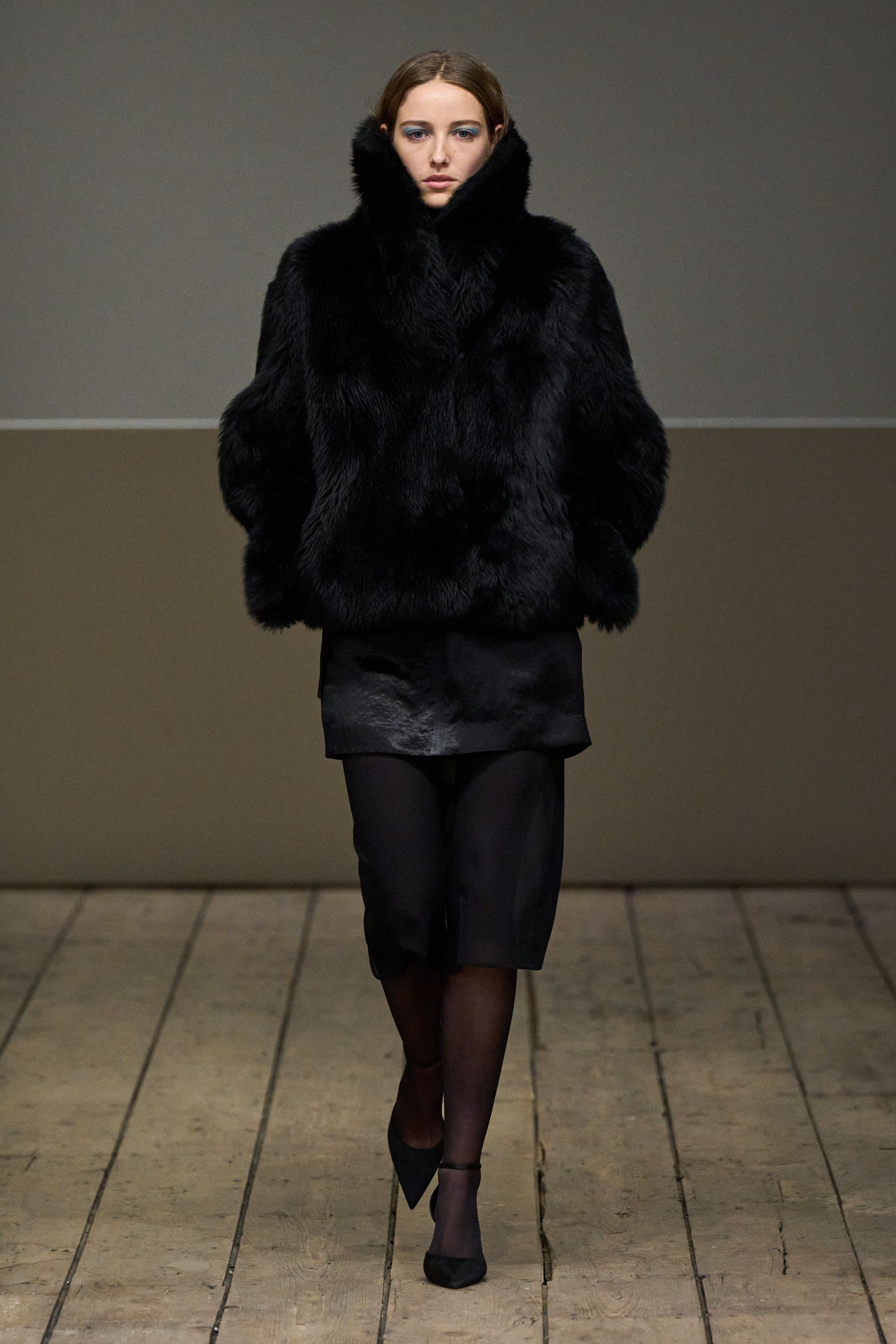 Eckhaus Latta以低饱和色调与实验剪裁打造反传统时尚语言，解构丹宁与极简黑色形成艺术化日常，在冷静空间中呈现先锋与实穿的平衡-顽石频道趋势研究